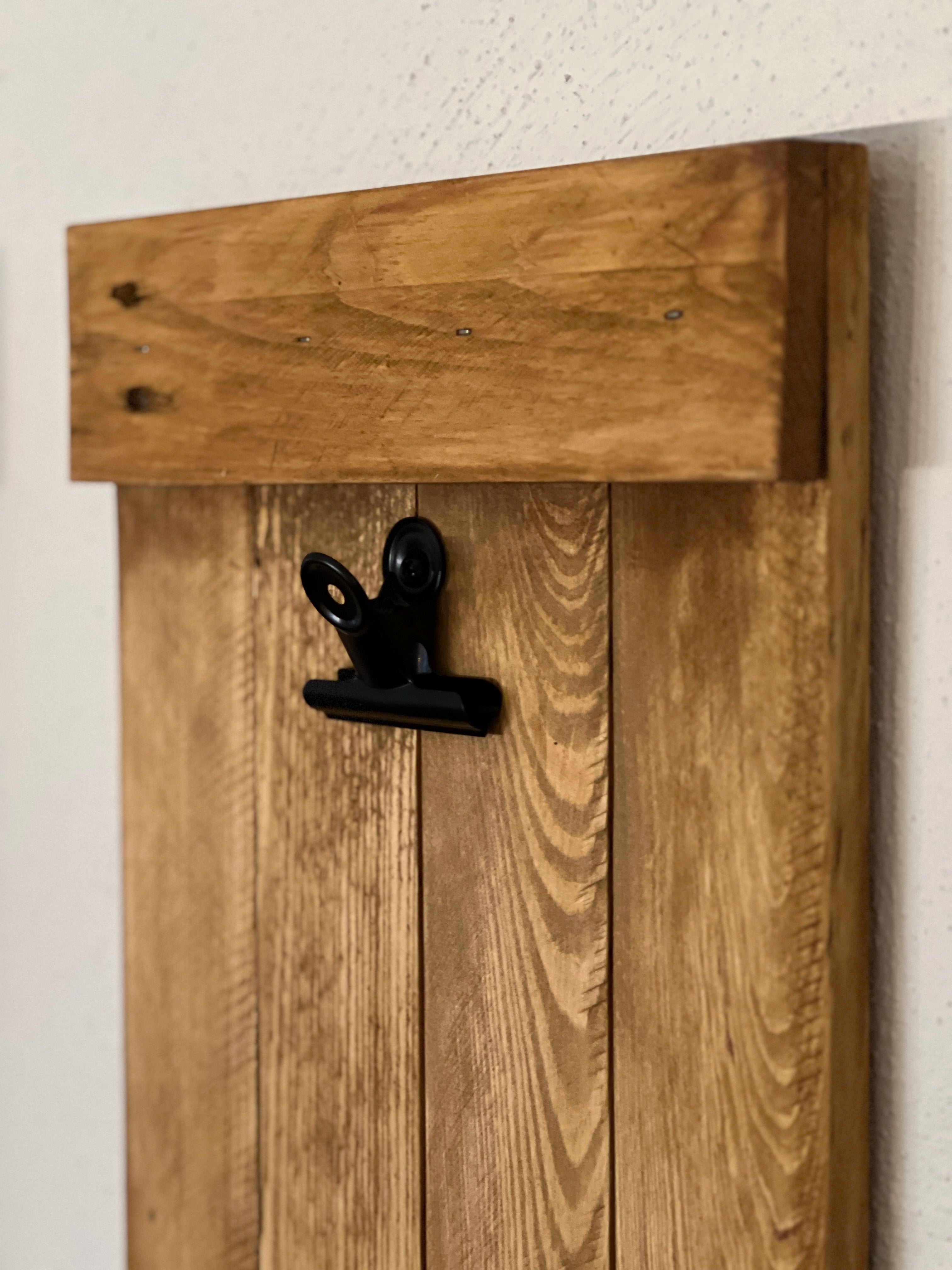 Farmhouse-style Clip Frame made from Pallet Wood with an Oak Finish