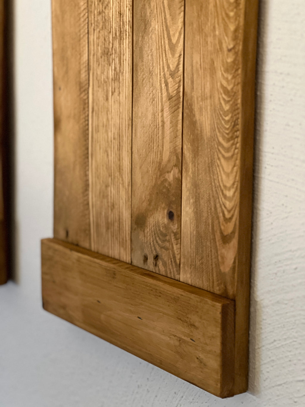 Farmhouse-style Clip Frame made from Pallet Wood with an Oak Finish