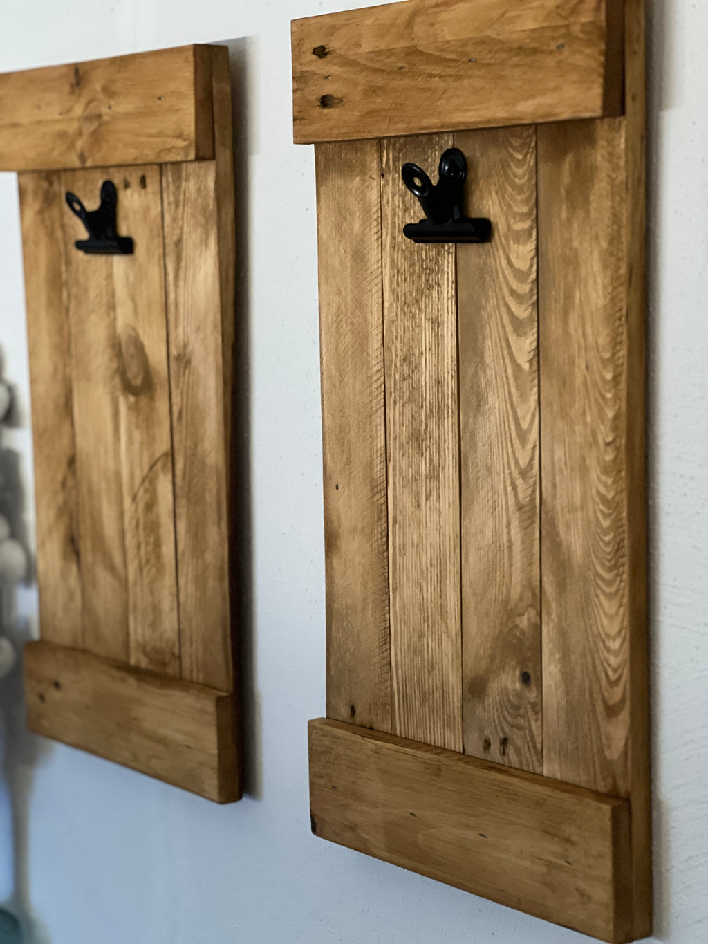 Farmhouse-style Clip Frame made from Pallet Wood with an Oak Finish